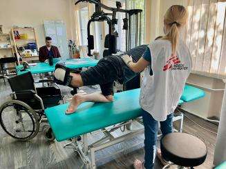 Viktoriia Vantsarovska works as a physiotherapist at the MSF rehabilitation project in Vinnytsia, Ukraine, with war-wounded patients.